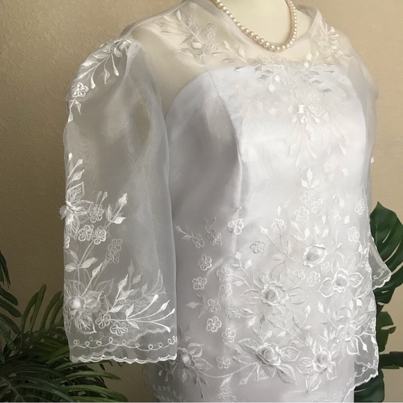Beautiful White Maria Clara Filipiniana gown with classic embroidery, 3 pcs. Set - Picture 13 of 17